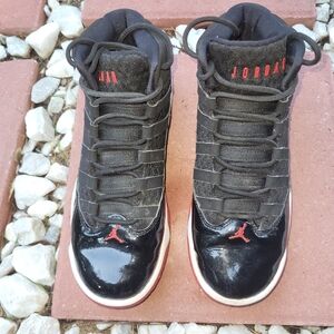 Jordan Retro Black and Red High-Tops Boys Size 6Y Used Excelent Condition